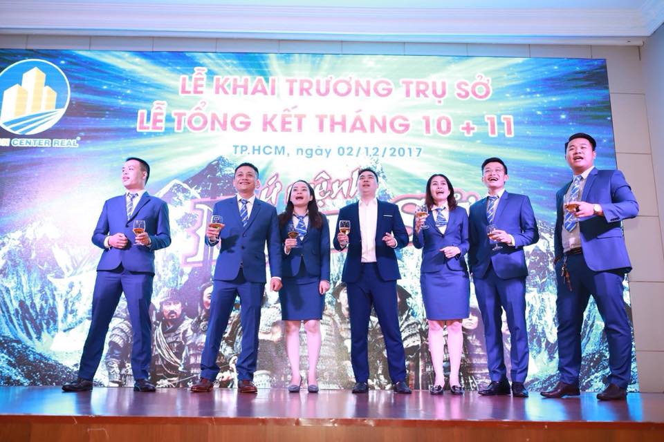 Cách biến tấu trang phục công sở trong ngày hè nóng bức